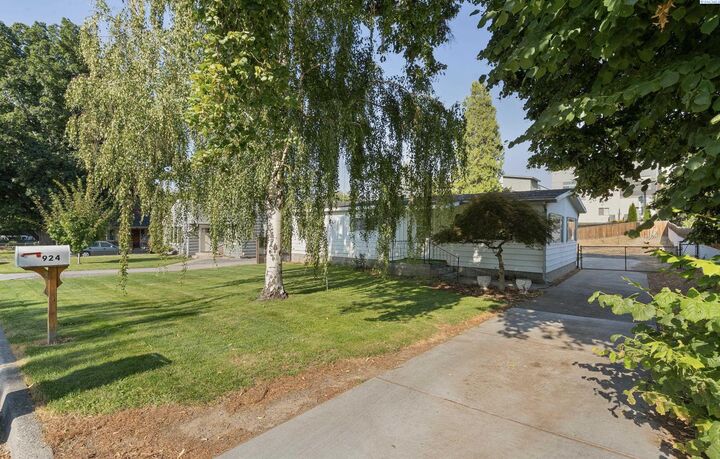 Property Photo: 924 Market St WA 99350