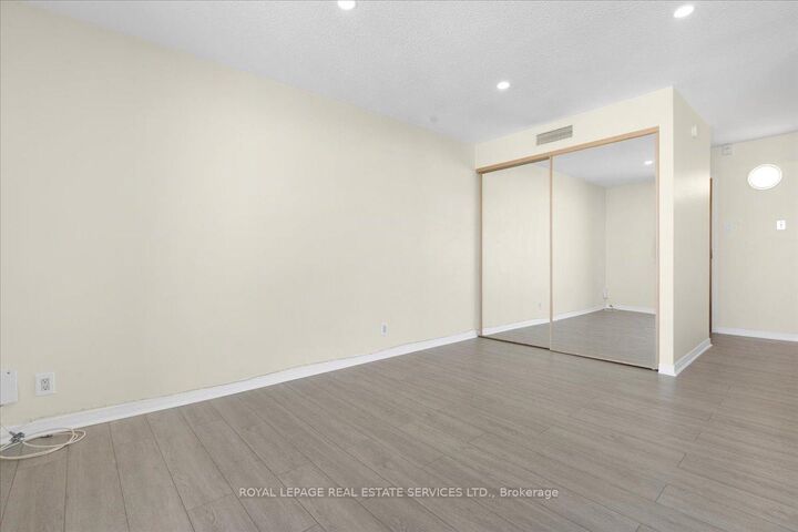 Property Photo:  914 Yonge Street 1214  ON M4W 3C8 