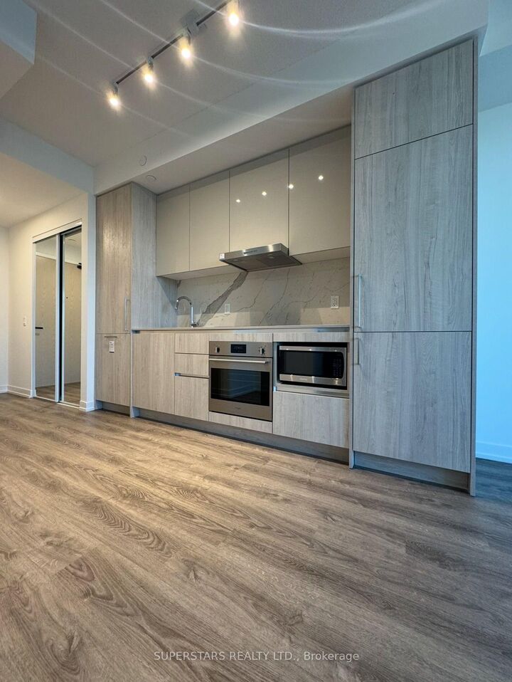 Property Photo:  195 Commerce Street 4517  ON L4K 5C3 