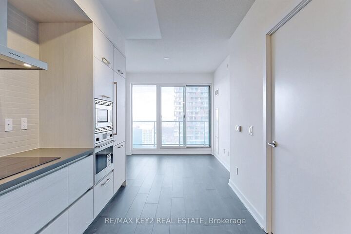 Property Photo:  2221 Yonge Street 4210  ON M4S 0B8 