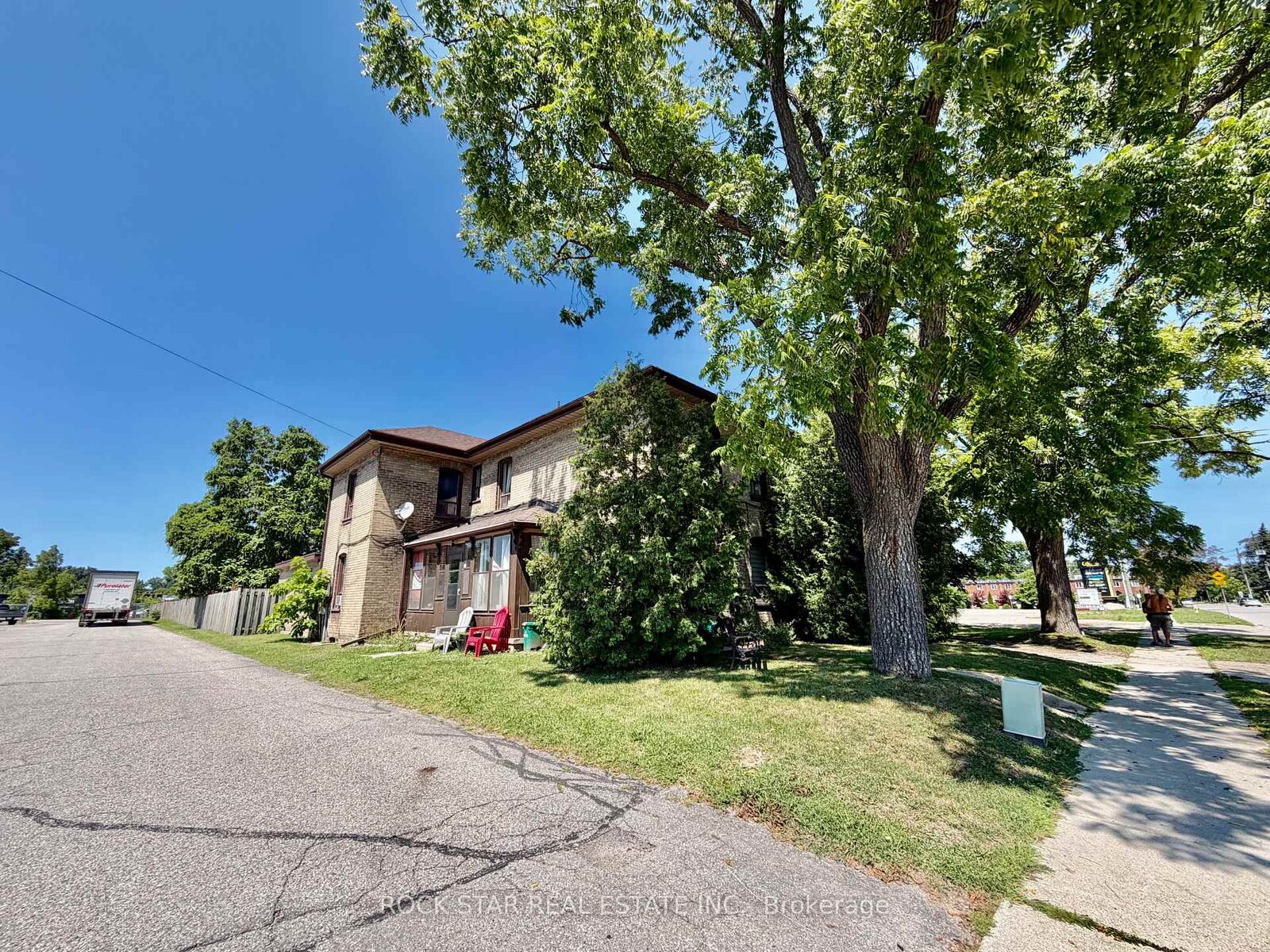 Property Photo: 135 Sherwood Drive ON N3T 1N8