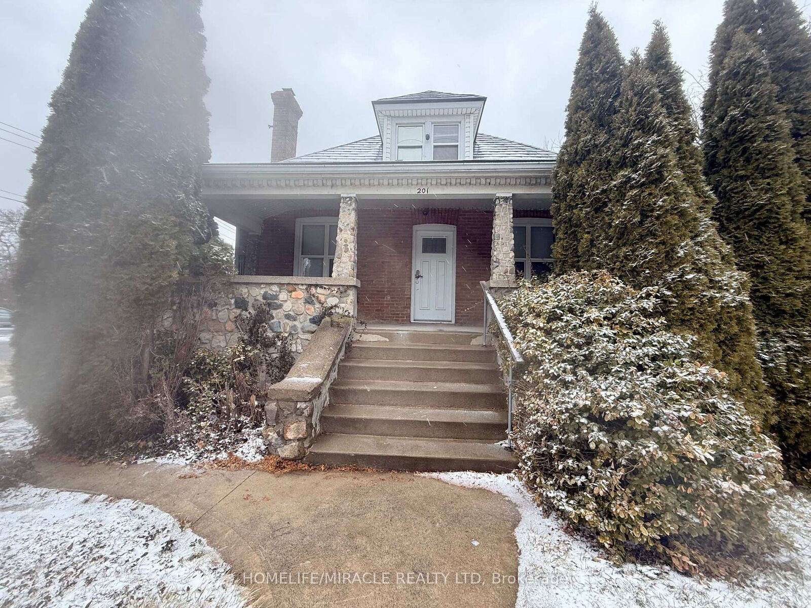 Property Photo:  201 Grand Avenue  ON N7L 1C2 