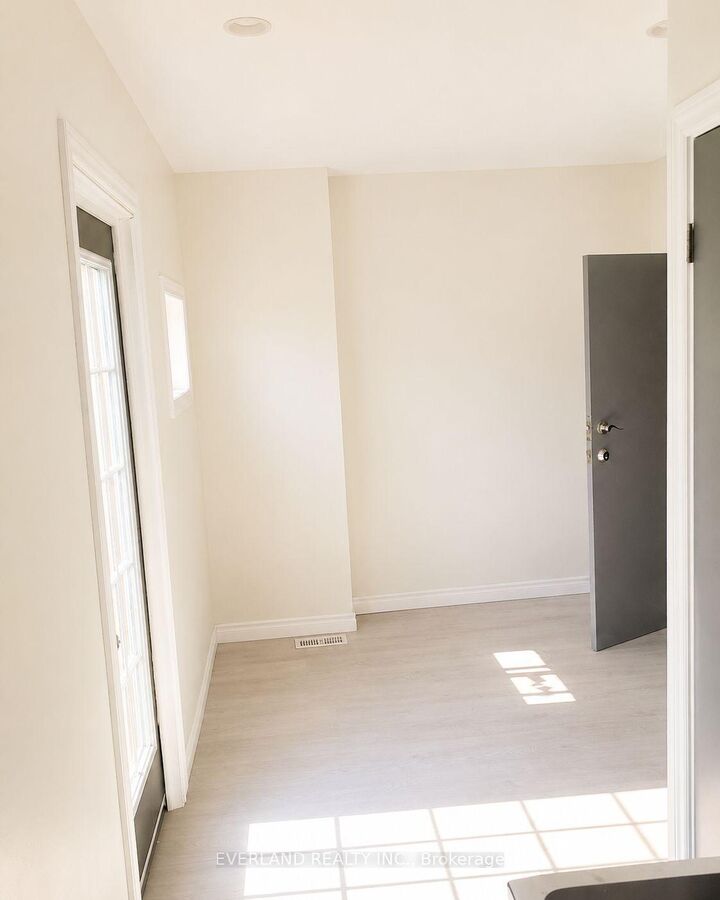 Property Photo:  850 Bathurst Street 301  ON M5R 3G1 