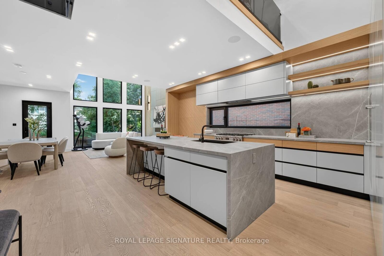 Photo de la propriété: 156 Snowdon Avenue ON M4N 2B2
