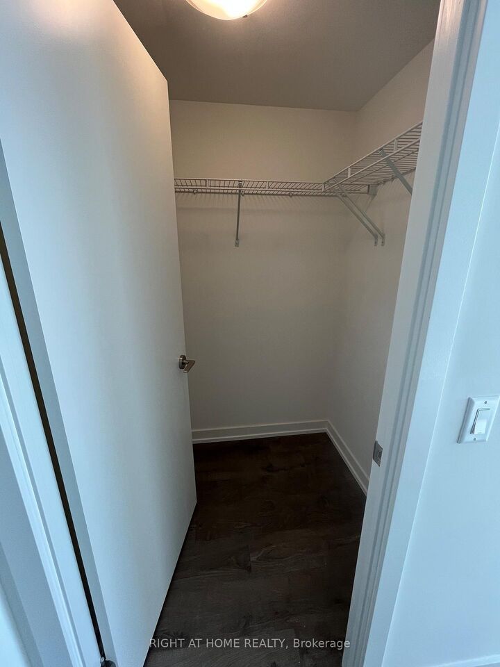 Property Photo:  55 Duke Street W 1501  ON N2H 0C9 