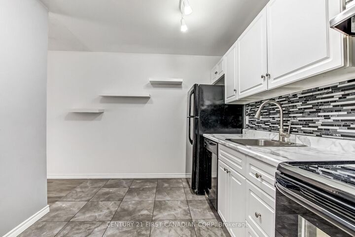 Property Photo:  140 Conway Drive 6  ON N6E 3N2 
