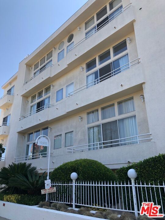 Property Photo: 10432 Eastborne Ave, Unit 304 CA 90024