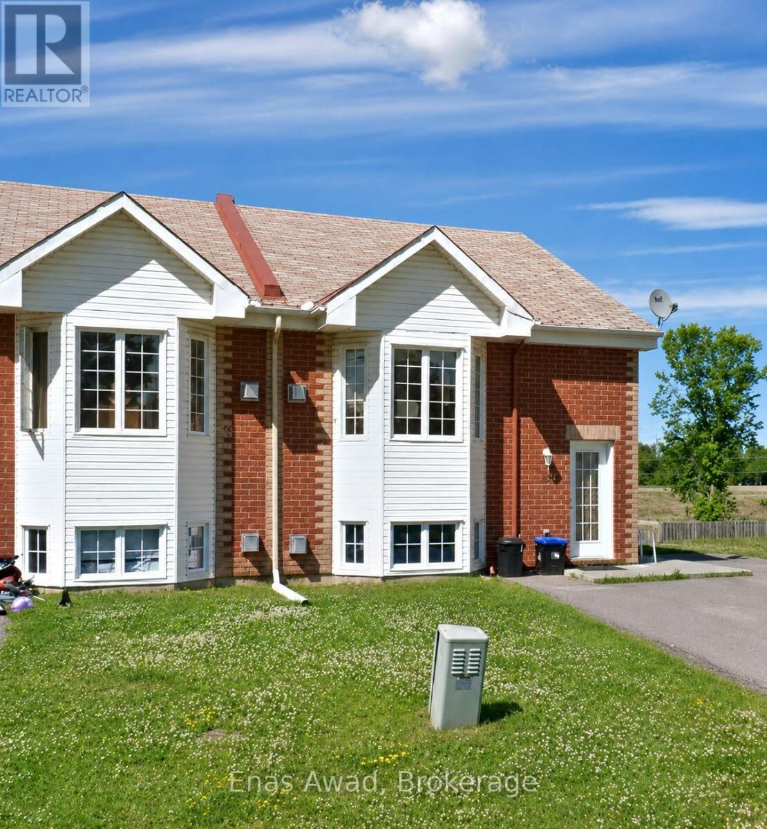 Property Photo: 432 Yves Street ON K4K 0A8