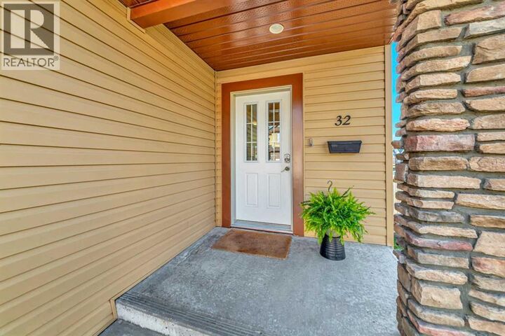 Property Photo:  1407 53 Avenue  AB T9V 2J5 