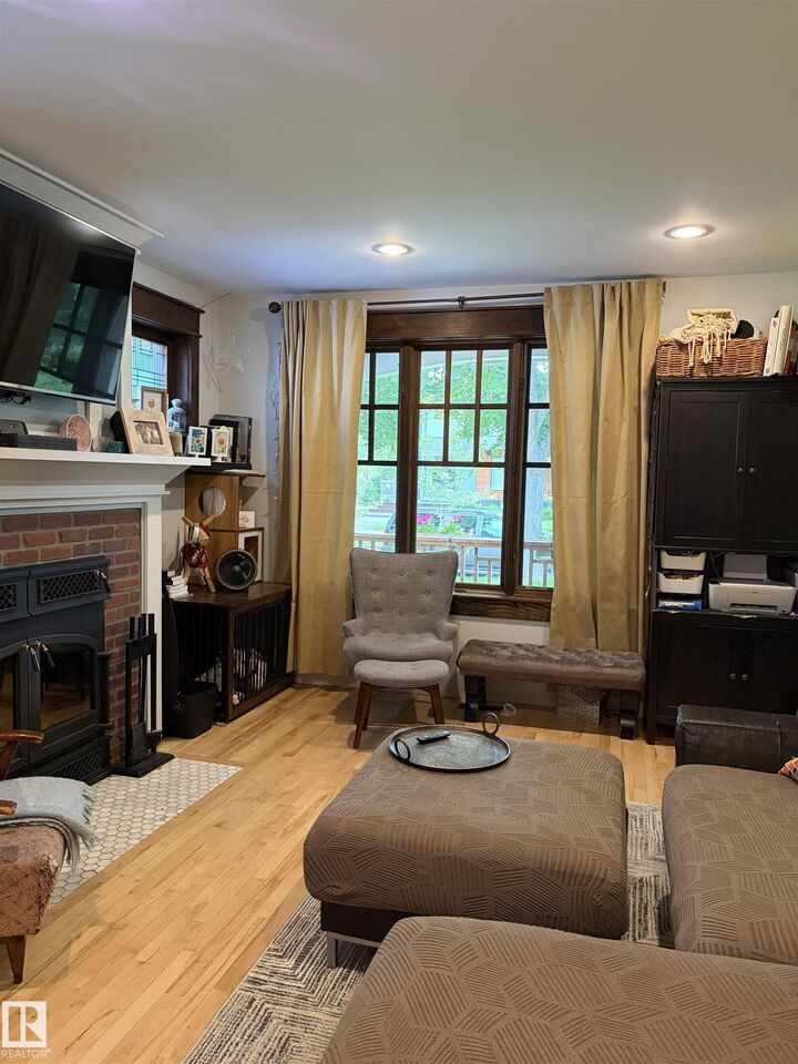 Property Photo:  10994 126 St NW NW  AB T5M 0P5 