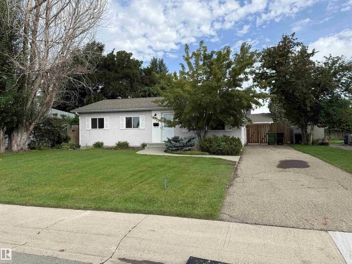 Property Photo:  7922 97 Avenue  AB T8L 3G6 