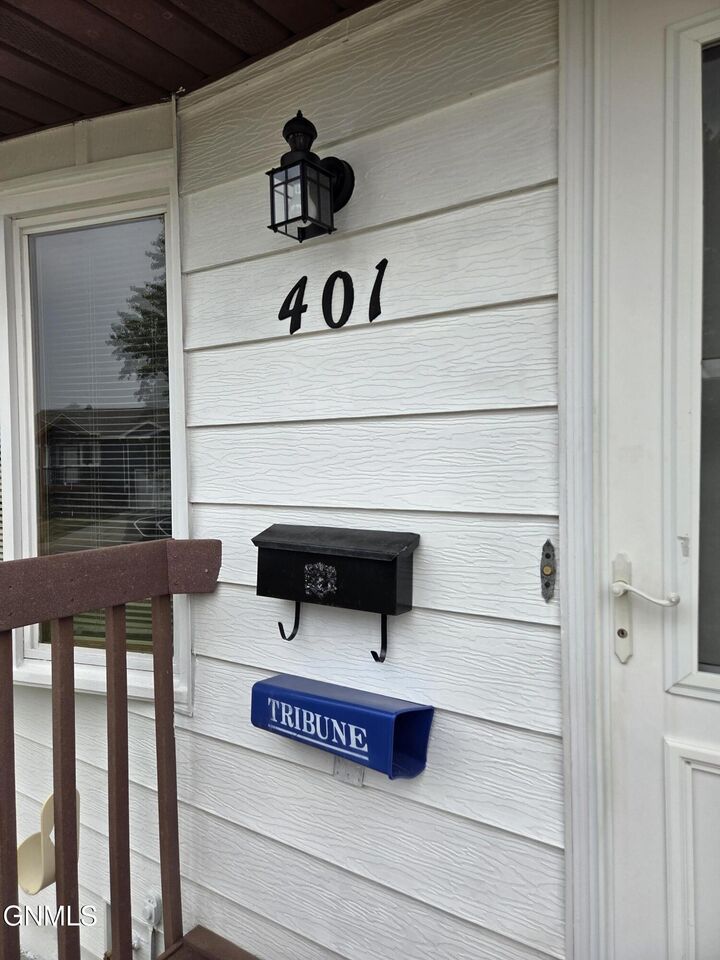 Property Photo:  401 11th Street NW  ND 58554 