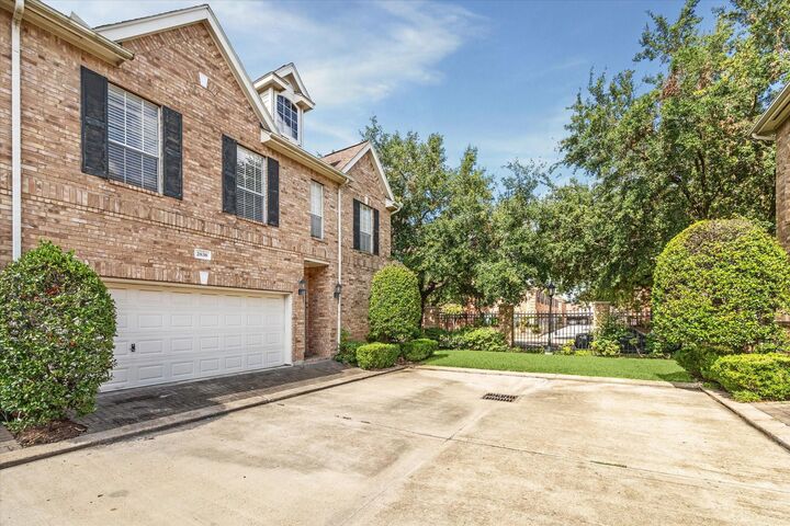 Property Photo:  2838 Briarhurst Park  TX 77057 
