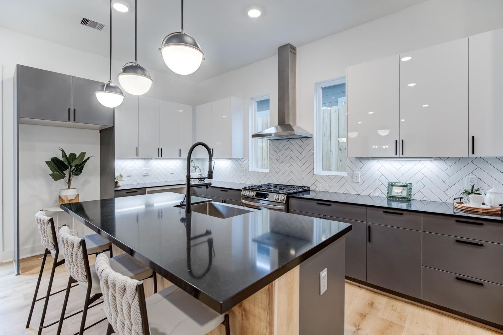 Property Photo:  5502 Texas Street  TX 77011 