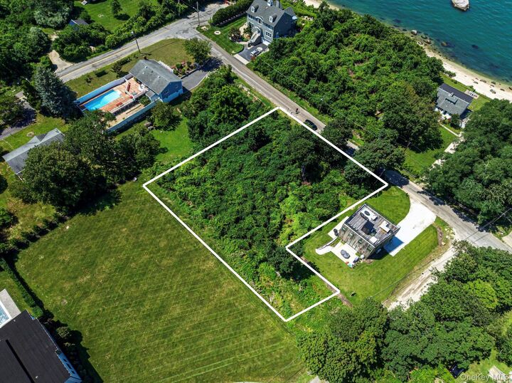 Property Photo:  400 Aquaview Avenue  NY 11939 