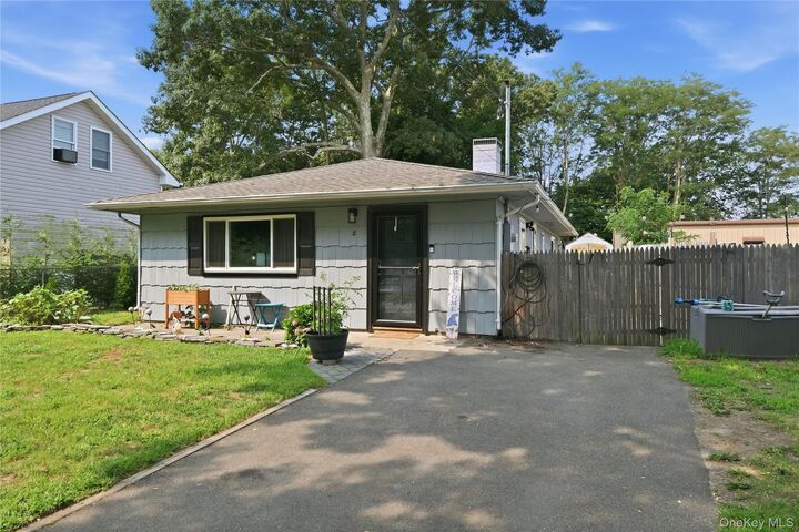 Property Photo:  8 Roberts Street  NY 11950 