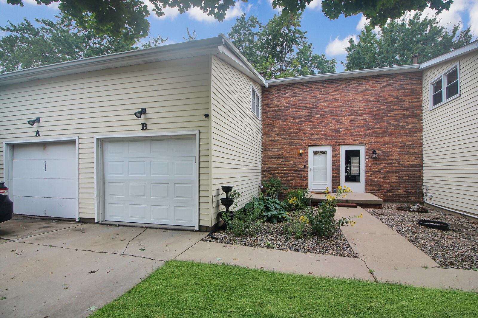 Property Photo:  1530 Hunt Drive B  IL 61761 