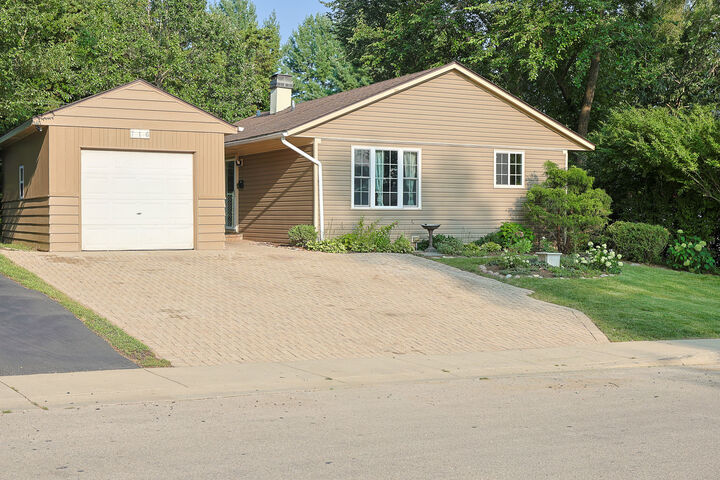 Property Photo:  716 Navajo Drive  IL 60110 