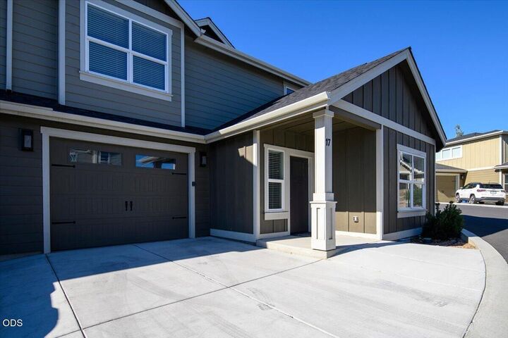 Property Photo:  2755 SW Greens Boulevard Apt 17  OR 97756 