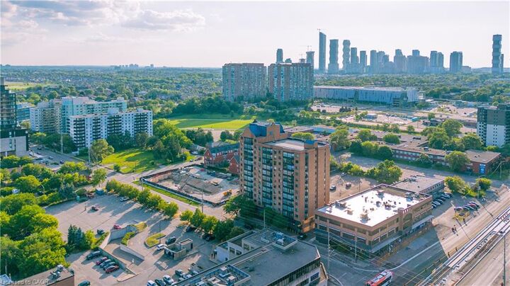 Property Photo: 25 Agnes Street 202 ON L5B 3X7