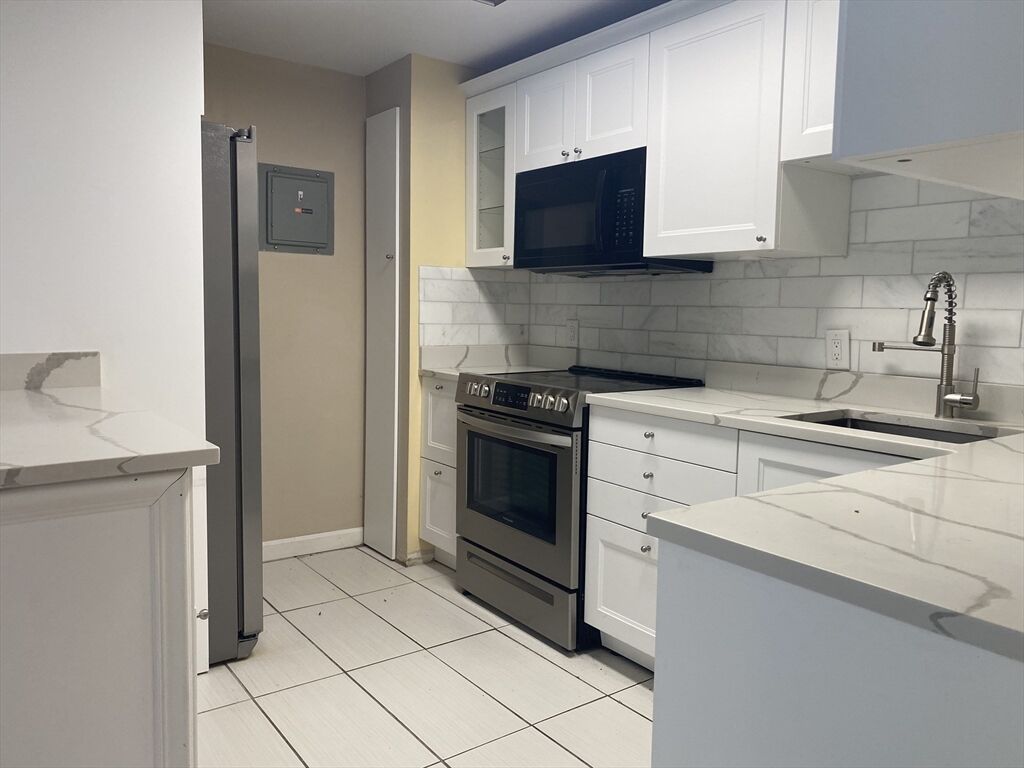 Property Photo: 14 Mayberry Dr 10 C MA 01581