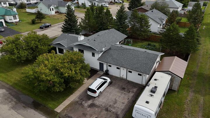 Property Photo:  10602 101 Ave  AB T0H 2C0 