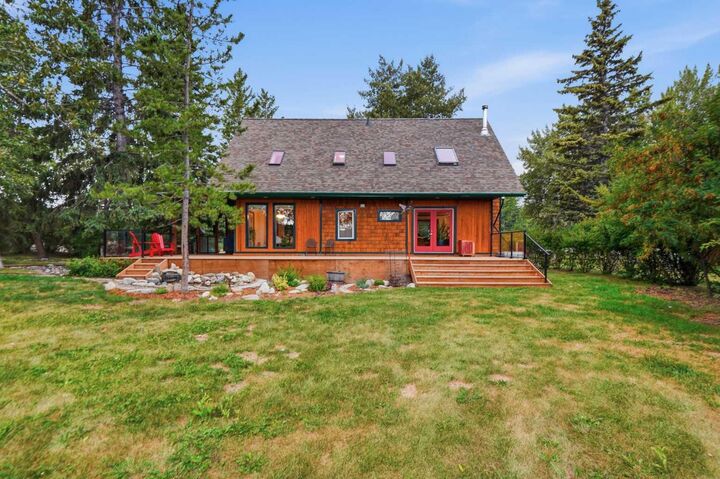 Property Photo:  725 Calkins Place  AB T0L 2A0 