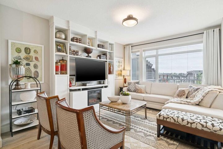 Property Photo:  17 Royal Elm Green NW  AB T3G 0G8 