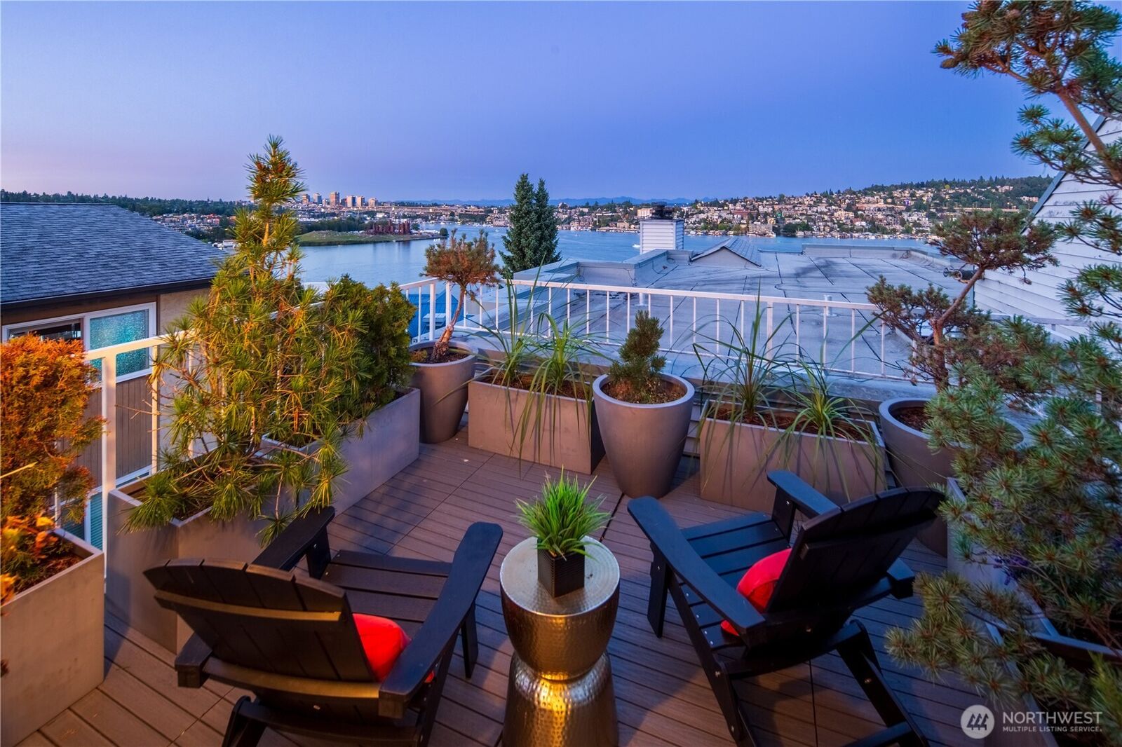 Property Photo:  2419  8th Avenue N 403  WA 98109 