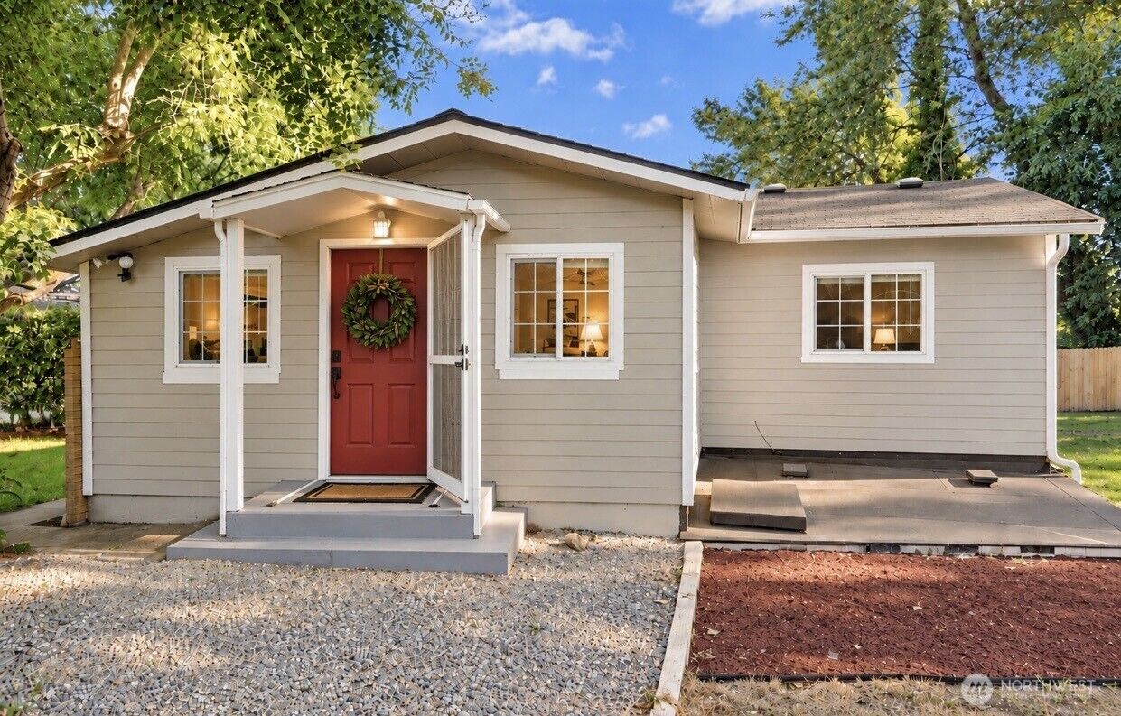 Property Photo: 469 Maple Avenue SW WA 98057