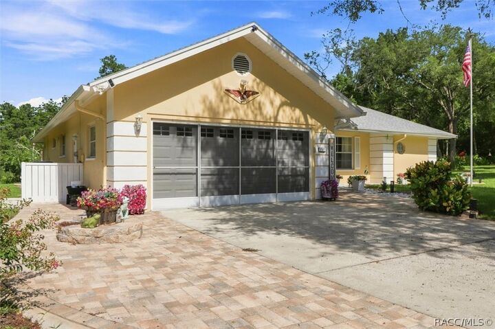 Property Photo: 6 Dusty Miller Court FL 34446
