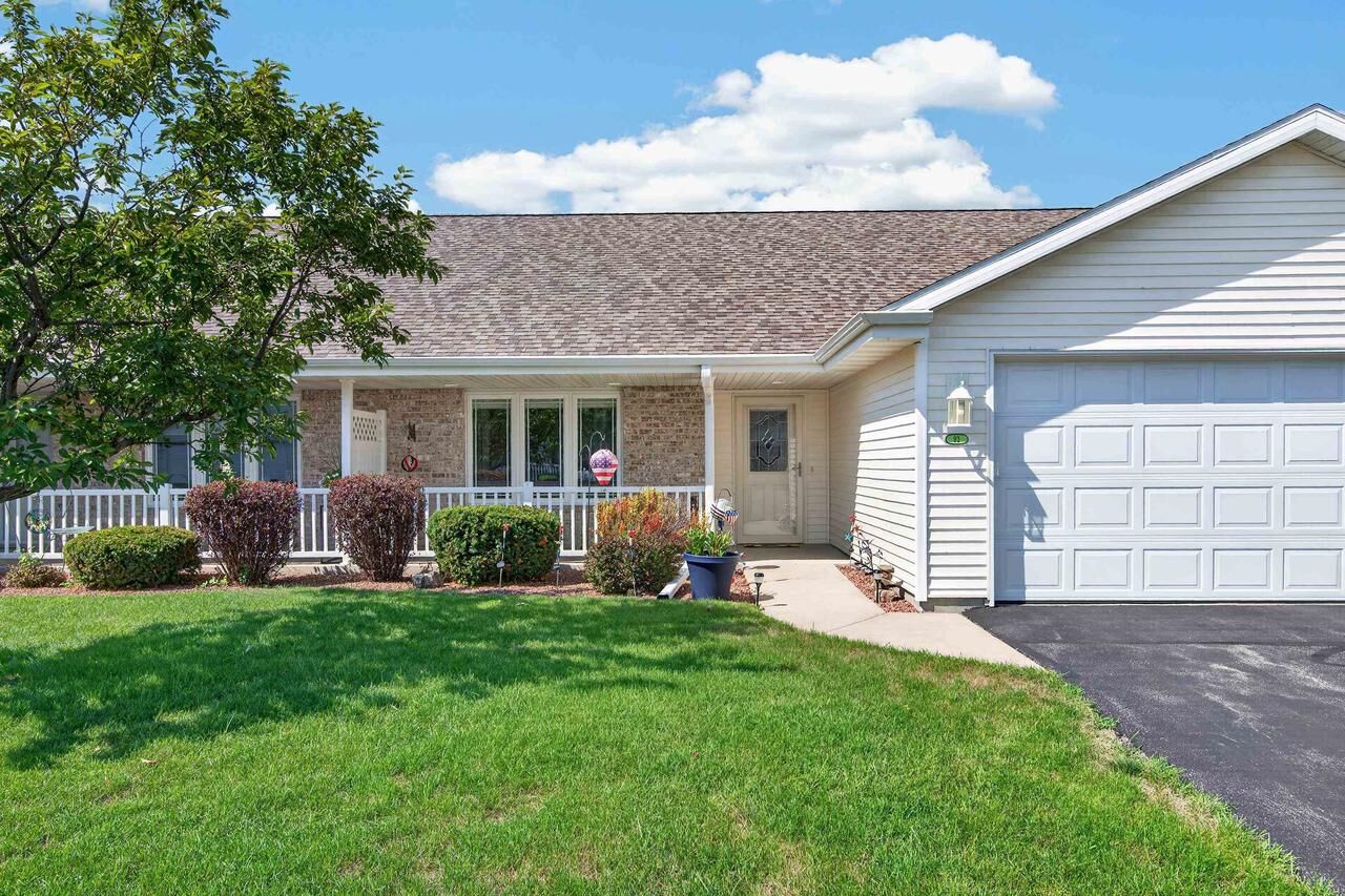 Property Photo:  93 Queens Way  WI 54935 