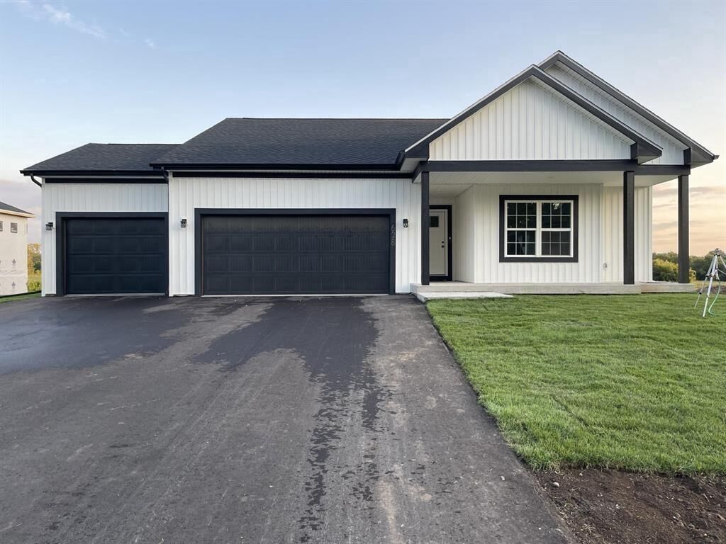 Property Photo:  507 Ridge Court  WI 53576 