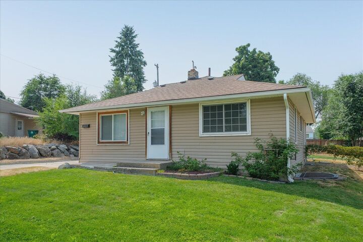 Property Photo:  5927 N Cochran St  WA 99205 