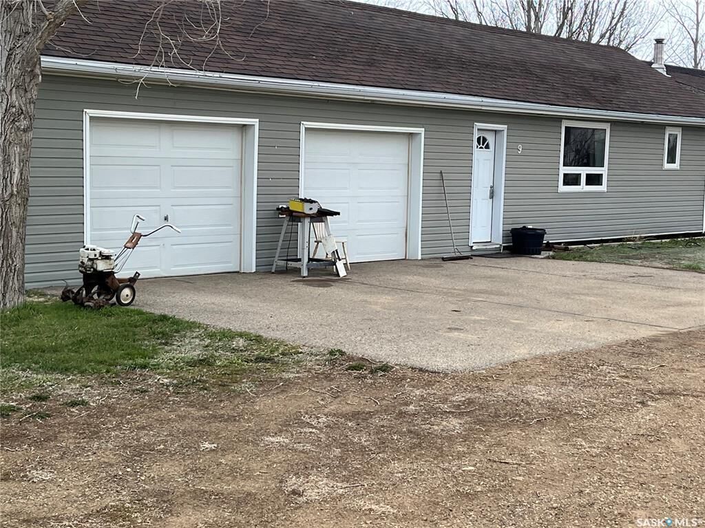 Property Photo:  9 2nd Street E  SK S0H 4K0 