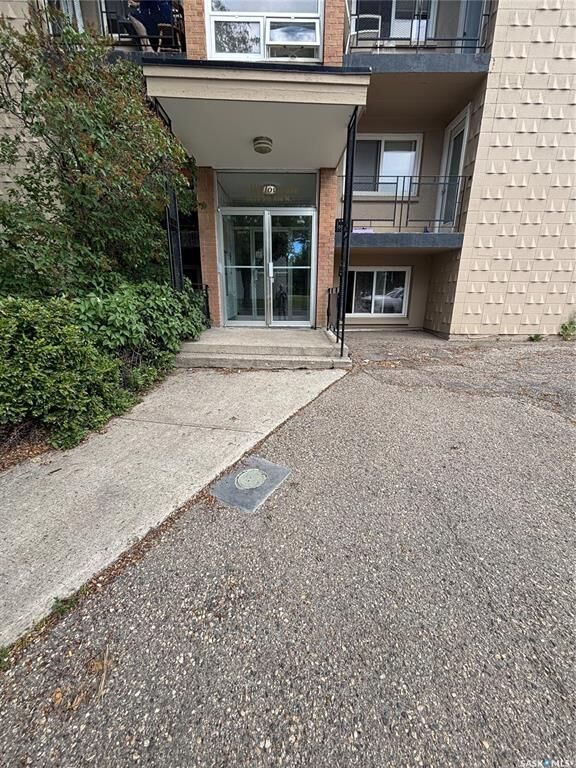 Property Photo: 2620 5th Avenue N 1 SK S4R 5E5