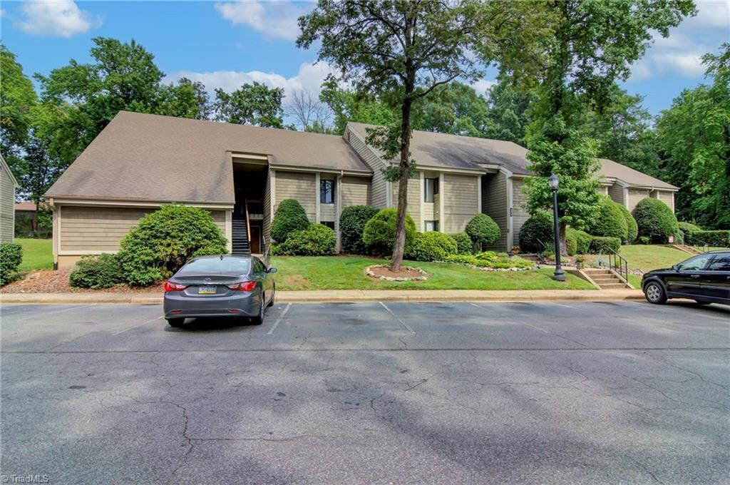Property Photo:  1518 Benjamin Parkway D  NC 27408 