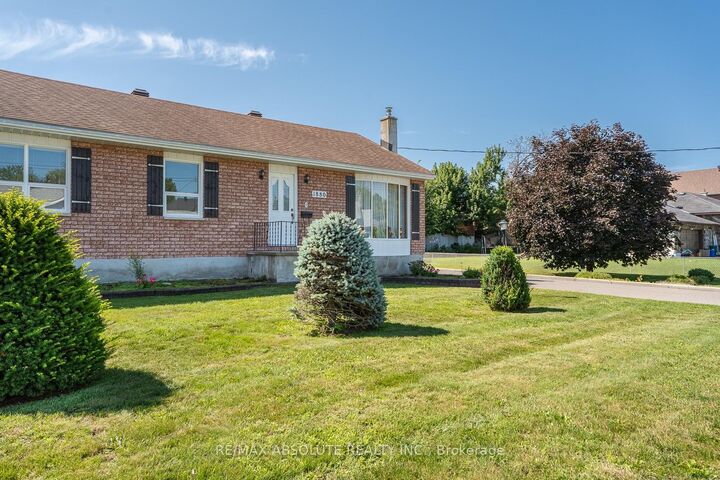 Property Photo: 1880 Kingsdale Avenue ON K1T 1J1