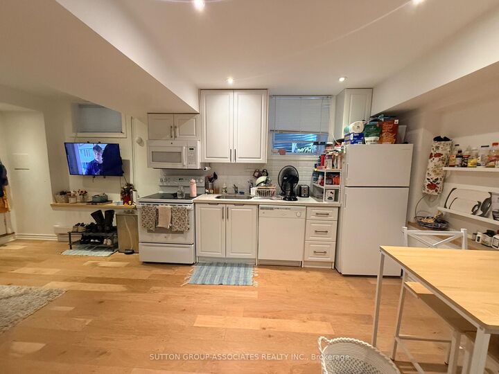 Property Photo:  125 Walmer Road Lower  ON M5R 2X8 
