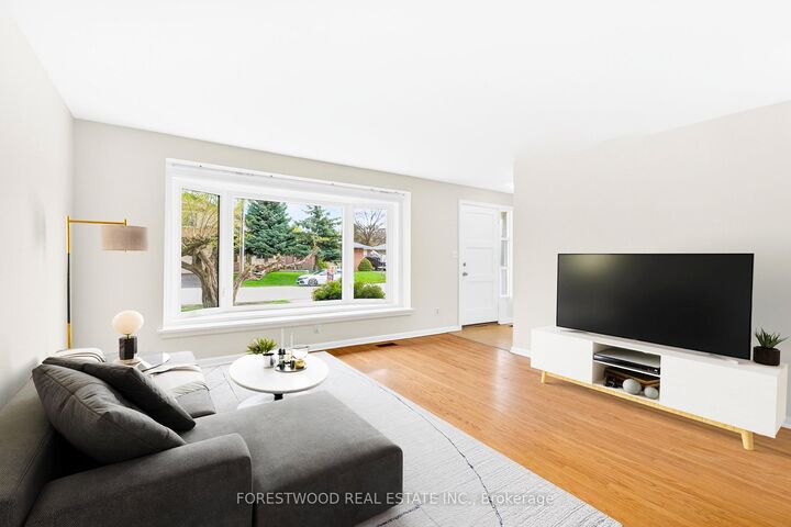 Photo de la propriété: 22 Lormar Drive ON M9B 4V7