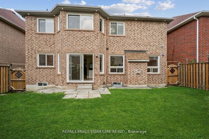 Property Photo: 12 Ferncroft Place ON L7A 2Z6