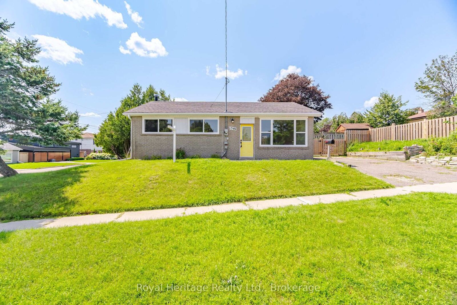 Property Photo: 1546 Lakemount Street ON L1J 3Y2