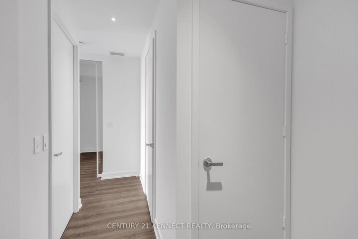 Photo de la propriété: 448 Burnhamthorpe Road W 6112 ON L5B 0R4