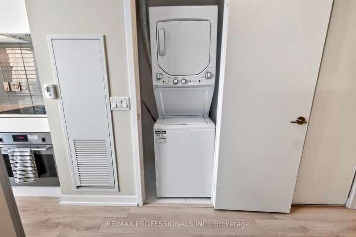 Property Photo:  33 Helendale Avenue 1102  ON M4R 0A4 
