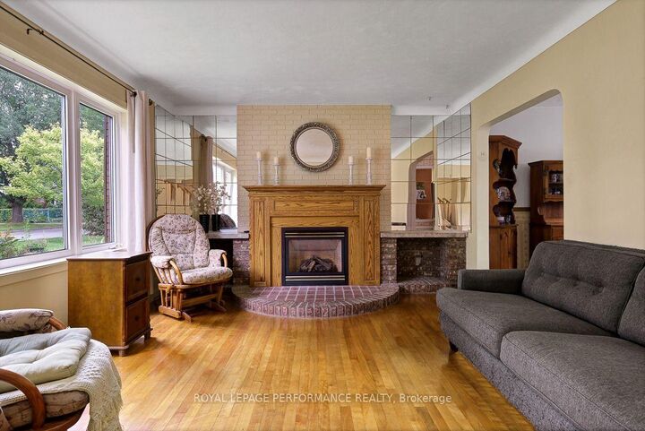 Property Photo: 550 Wolffdale Crescent ON K1K 1N5