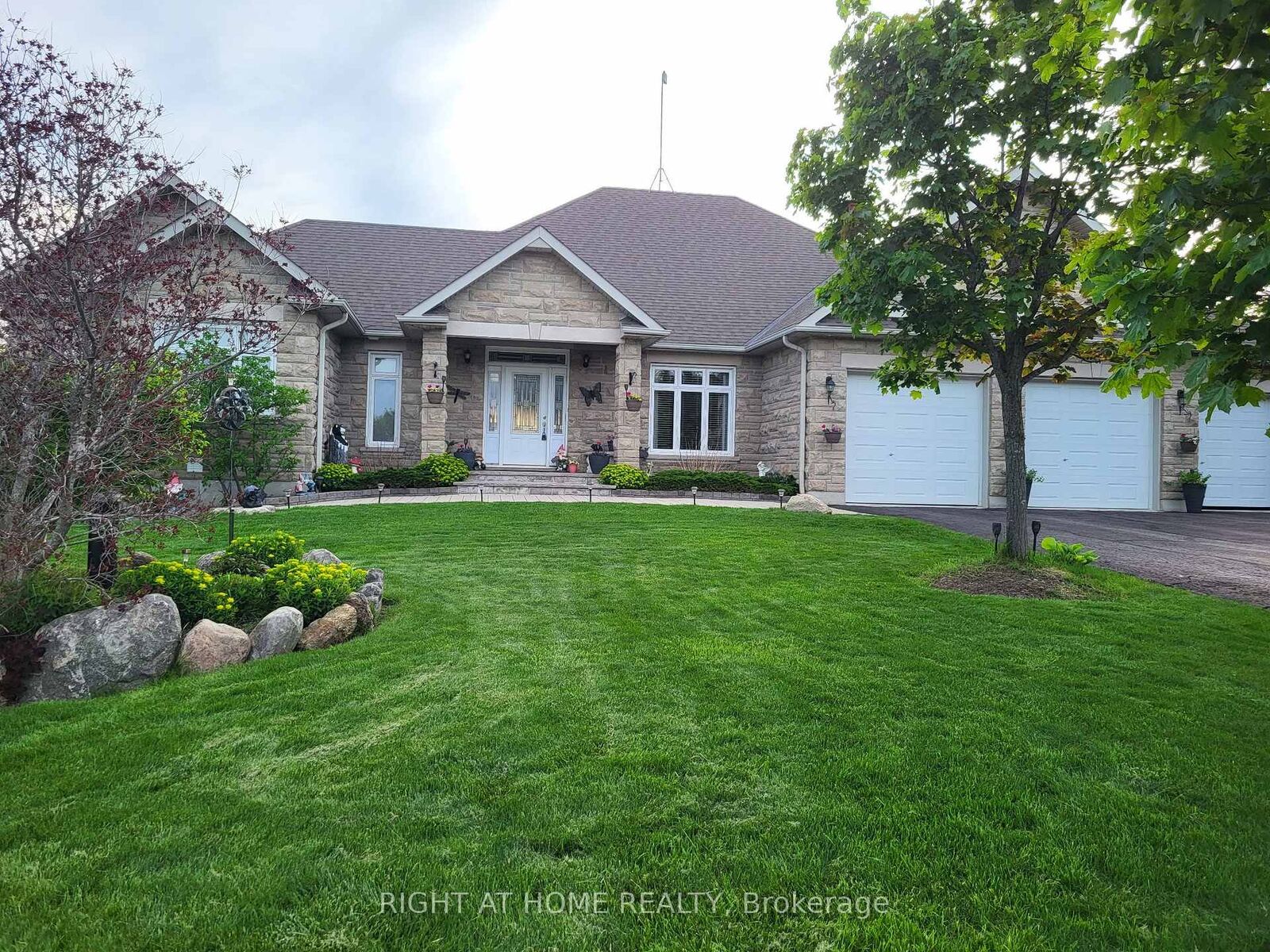Property Photo: 10 Brolley Crescent ON L0L 2N2