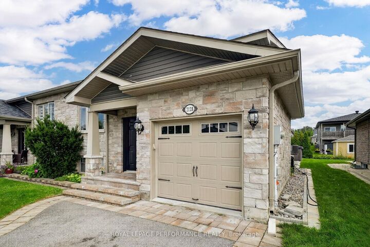 Photo de la propriété: 2128 Tremblay Avenue ON K6H 0A8