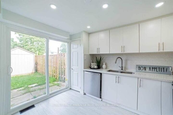 Property Photo: 733 Parkview Crescent ON N3H 5A1