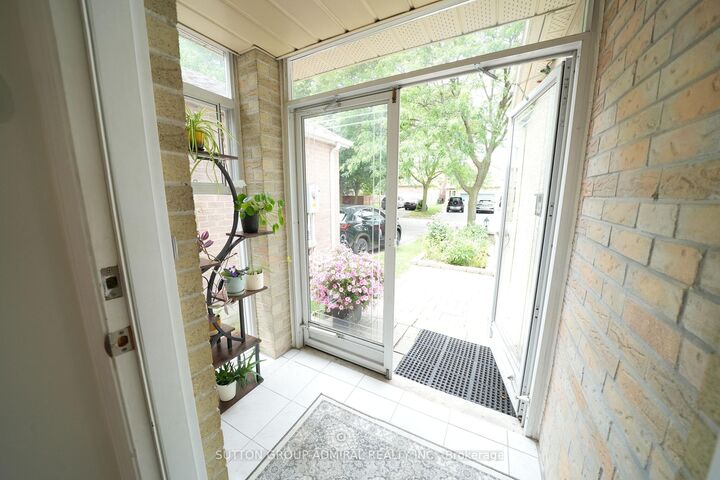Property Photo: 33 Wilderness Drive ON M1V 3P4