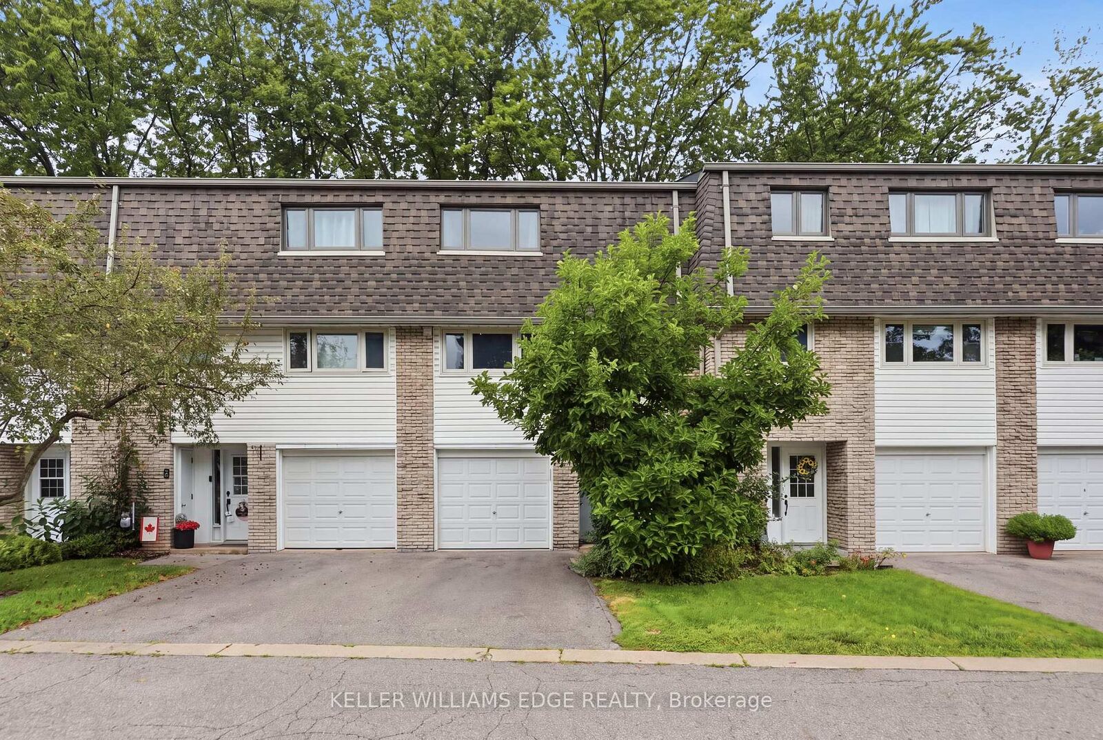 Property Photo: 1270 Gainsborough Drive 5 ON L6H 2L2